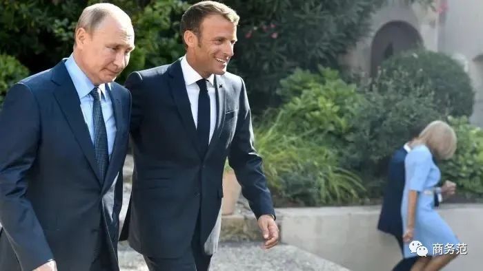 为什么有钱人喜欢穿黑色,喜欢穿蓝色衣服的男人