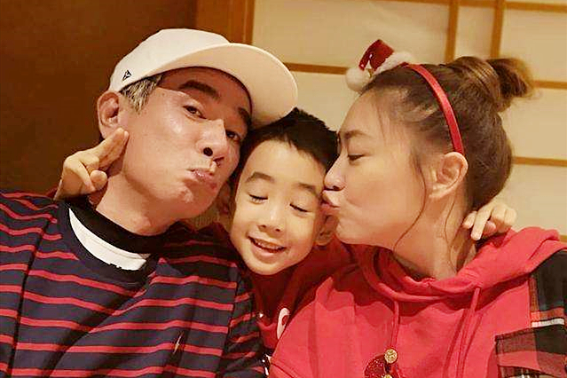 陈小春亲自做催奶汤，200港币买白胡椒，应采儿：希望能催多点奶