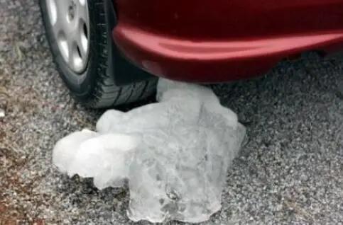 面包车刹车失灵冲向收费站？学会这几招关键时刻能保命