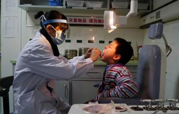 孩子异物卡喉妈妈及时救治,孩子卡喉妈妈机智施救朋友圈