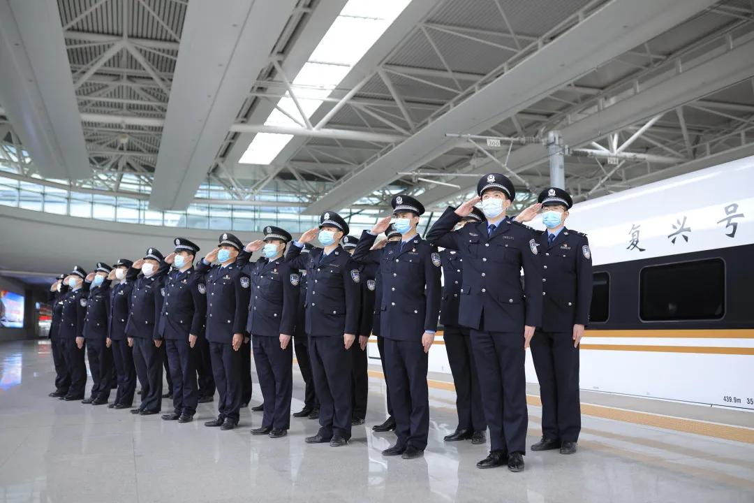 上海铁警全员待命,上海铁警坚守岗位图片