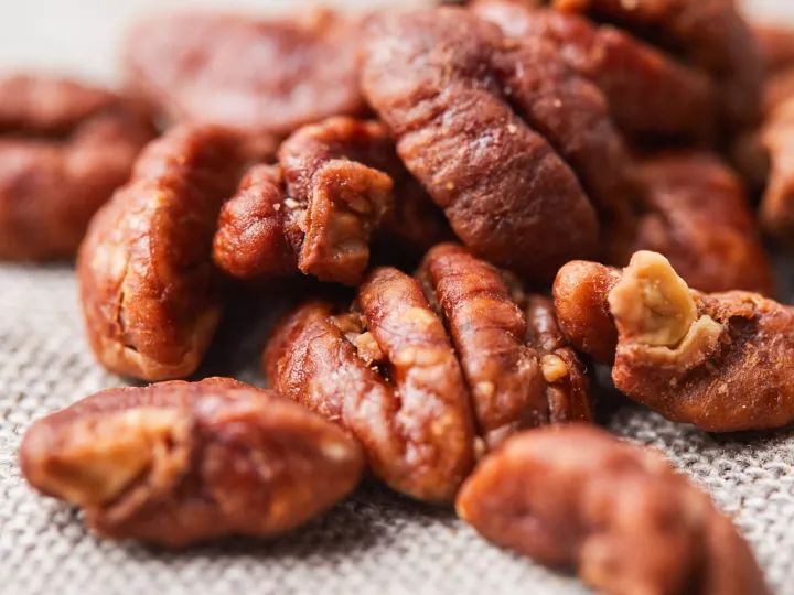 椒盐山核桃仁,核桃仁咸香酥脆的家庭做法