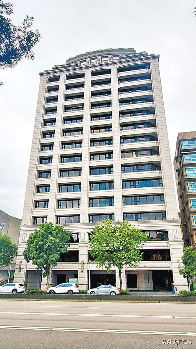 老公穿拖鞋来回跑腿！侯佩岑被传靠真人秀捞金后住进9千多万豪宅