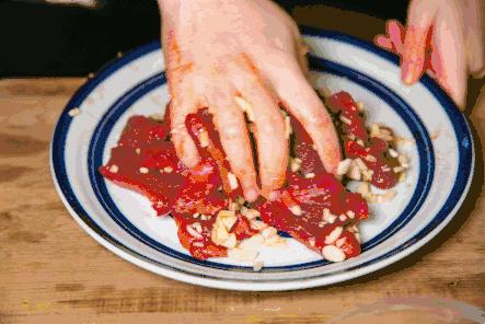 趁着午休两小时，他们在天台上组了个jió盆烤肉趴