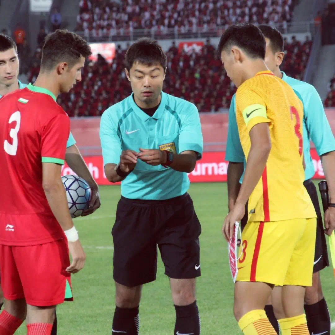 金京元被球员殴打,裁判金京元球场被打