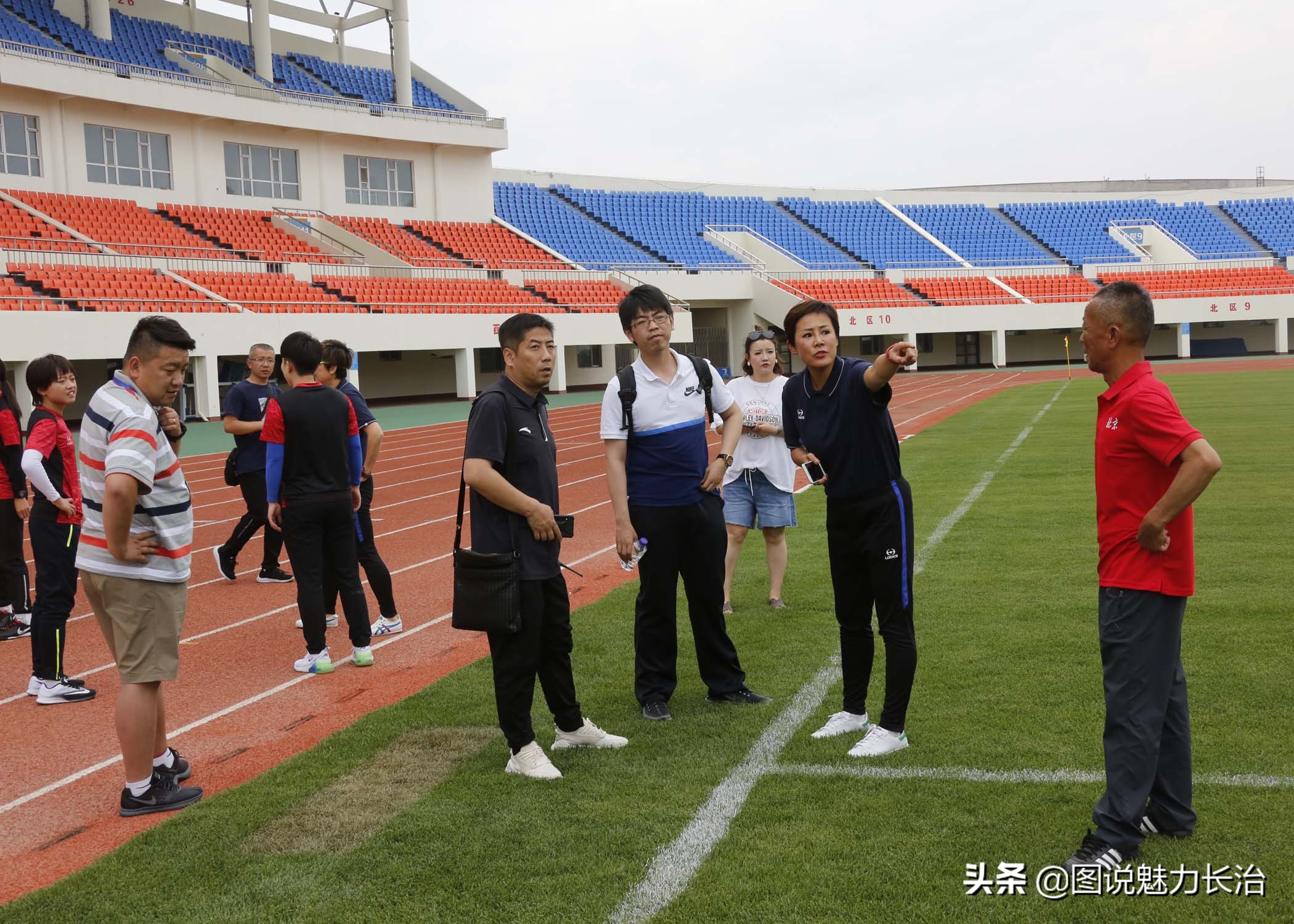 中国足协裁判对足球赛场最后一次检查