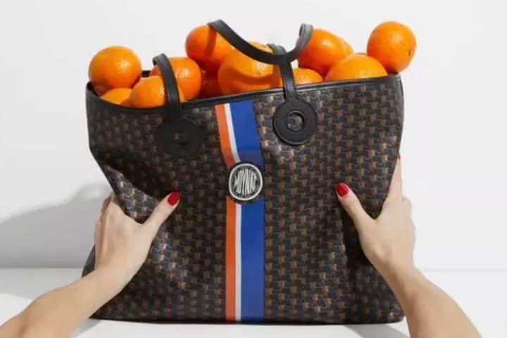 还在执迷于小包？王菲、杨幂早就背上了实用能装的...购物袋？