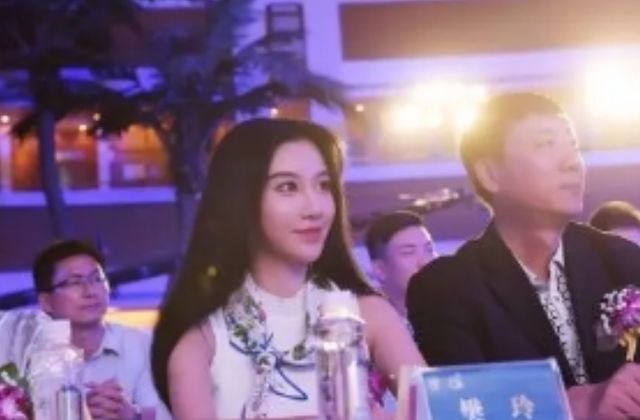 她被称为足球宝贝,因身材火辣走红,25岁开娱乐公司当董事长