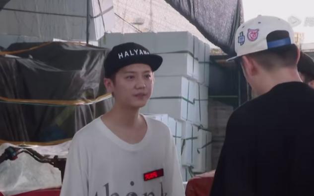 鹿晗邓超陈赫吃海鲜综艺,鹿晗手指被螃蟹夹