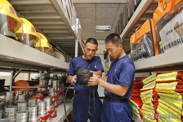 消防站服的斧子带哪一边,消防站红色撬棍