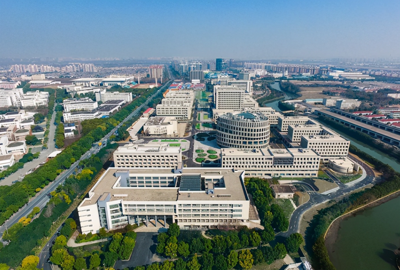 中国*产党共**创办的第一所高等学府，以城市名字命名，孙中山、毛*东泽**直接关怀！