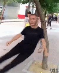 女子把果汁倒进输液瓶,鲜榨果汁静脉注射