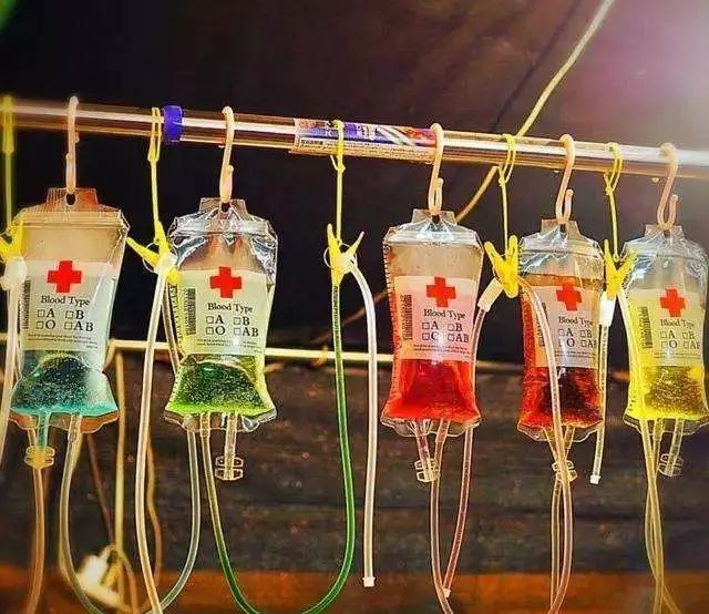 “吊瓶”饮料走红，餐饮店电商校园周边均有售！商家进货渠道成谜