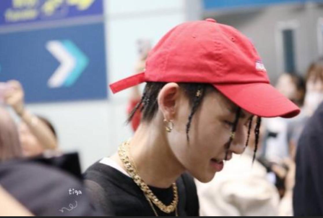 邓超鹿晗驱赶路人,邓超上台差点被保安赶下来