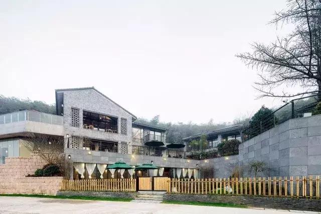 德清最高峰上的云端民宿，躺在离星空最近的床上