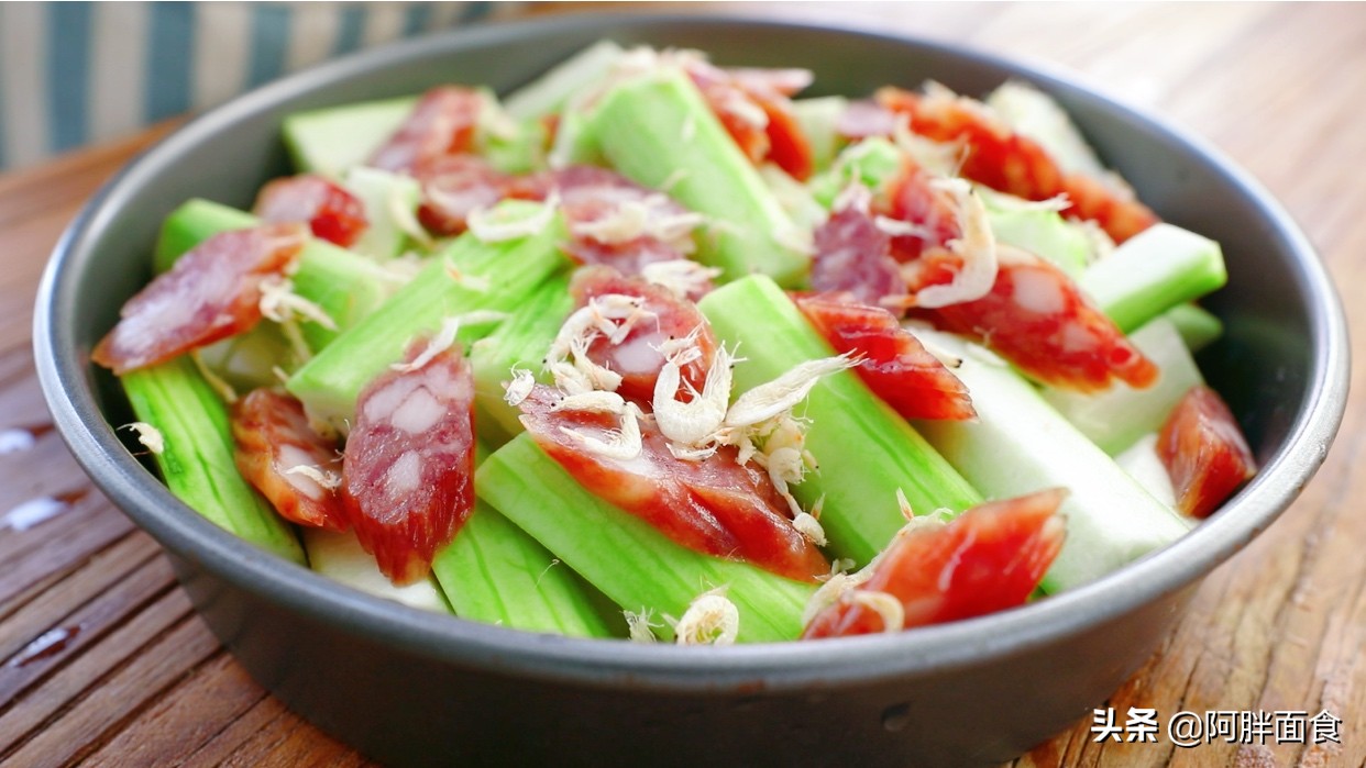 丝瓜别炒着吃了教你做蒜蓉蒸丝瓜,丝瓜学会蒸着吃