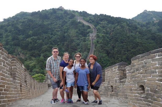 美国夫妇办45张信用卡,带4个娃看世界,用积分游22国,省下400万