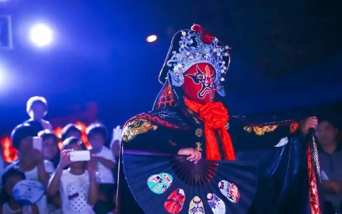 牛年扭蛋机、5折买明星同款、年味美食买一赠一，新春焕新颜