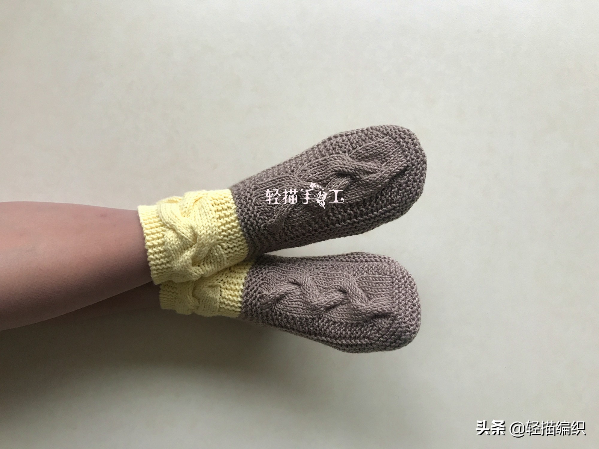 蓝颜色麻花式的地板袜编织教程,手工编织两边麻花地板袜视频教程