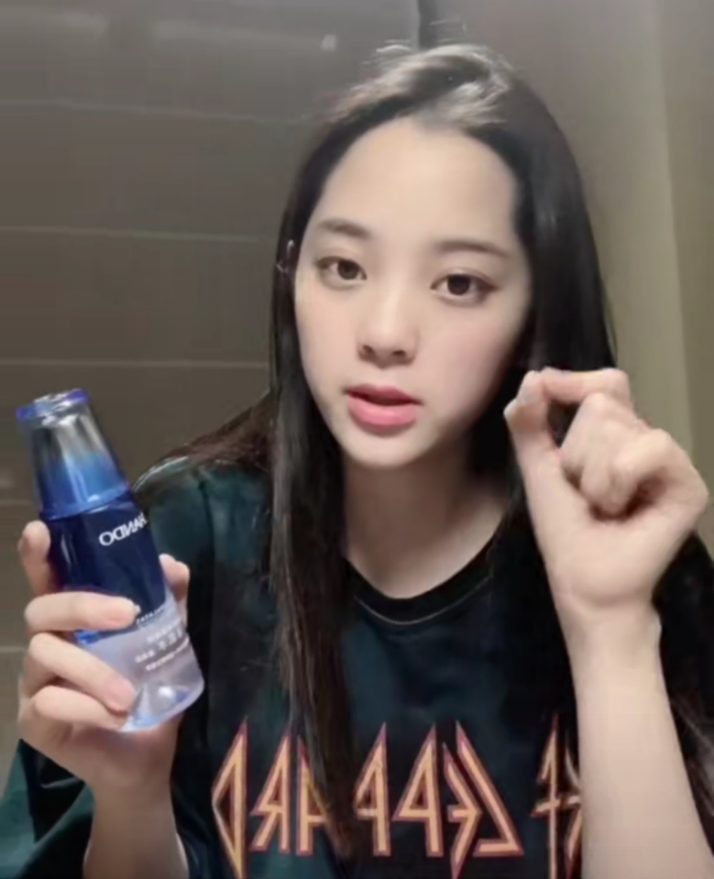 欧阳娜娜大方晒化妆品,欧阳娜娜国产爽肤水