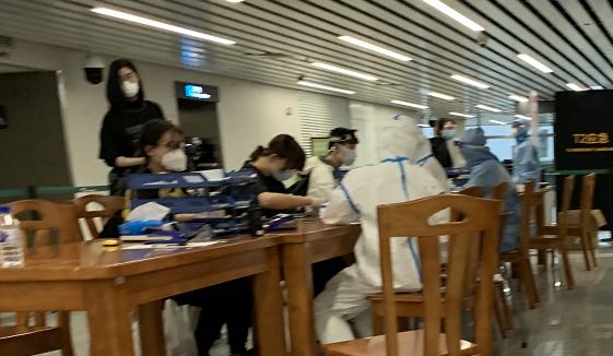 终于！经历了约30小时，这位深圳女留学生从纽约飞回了深圳