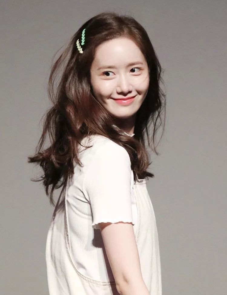 “南韩童颜”林允儿真低调,一身校园风背带裤太乖巧,哪像29岁