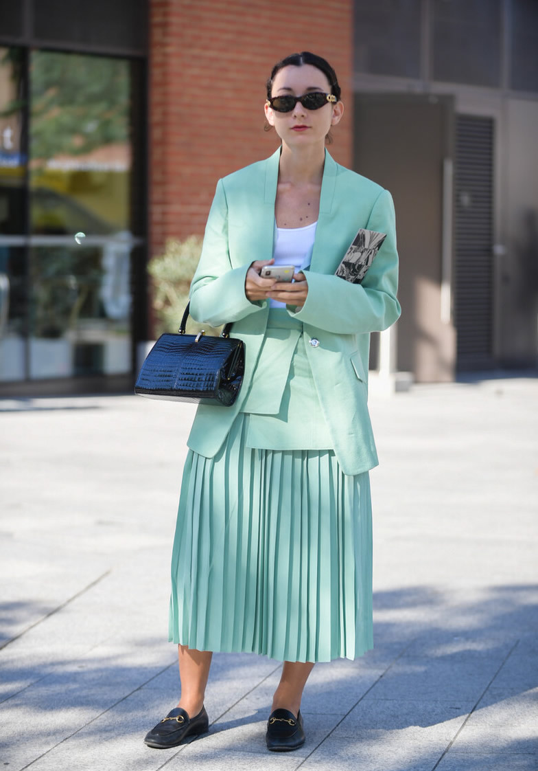 百褶裙西装外套搭配,范冰冰蓝衬衫百褶裙