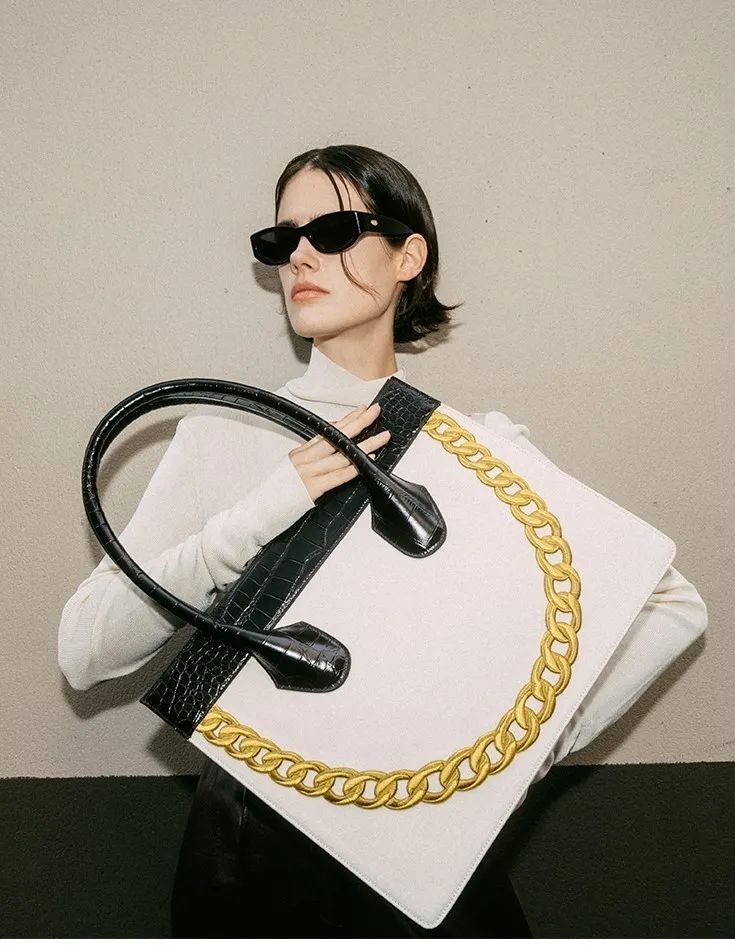 这才爆红一年就这么能“装”了?3w的包一背我都认不出来了…