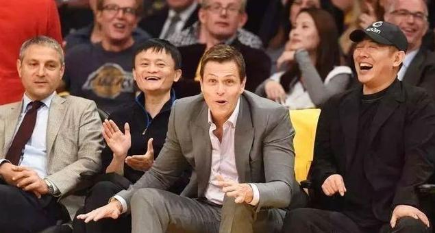 50岁带3娃还成功收服世界首富，她才不是傻白甜，手段高过邓文迪