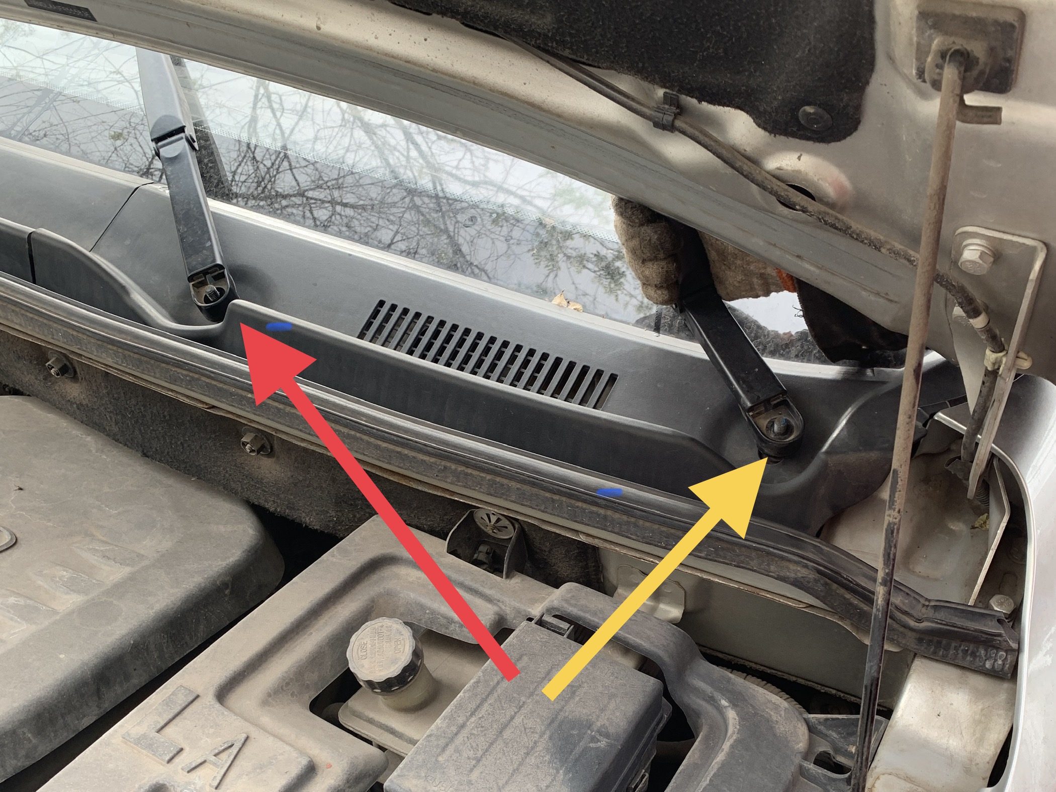 汽车雨刷器卡住了,雨刷臂压不住玻璃