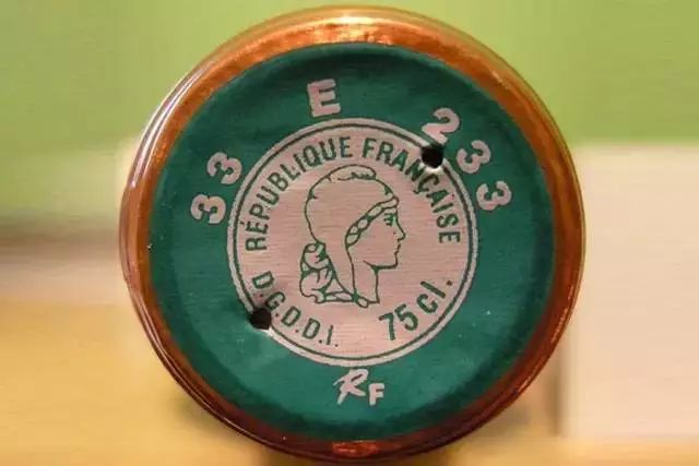 葡萄酒封口小孔,葡萄酒盖上有小孔是什么原因