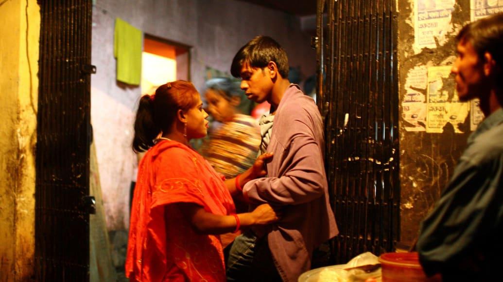 8元出*身卖**体,一天接40客人…纪录片揭底层*女妓***身卖**血泪