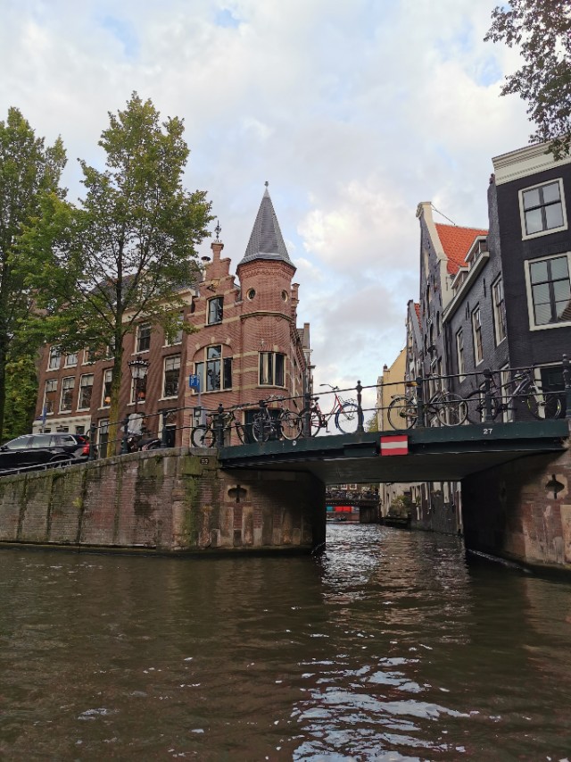 *麻大**味浓的街道，蜂拥的游客—欧洲之旅（五）