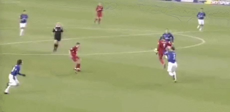 足球运动员腿型,足球运动员的脚越小越好吗