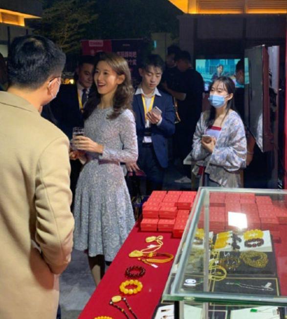 章泽天晒近照清新可爱感慨心态,章泽天近照暴瘦