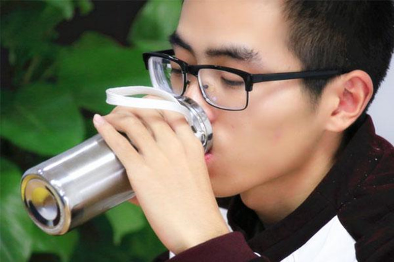 央视曝光保温杯喝毒水,开水倒进保温杯有股铅味
