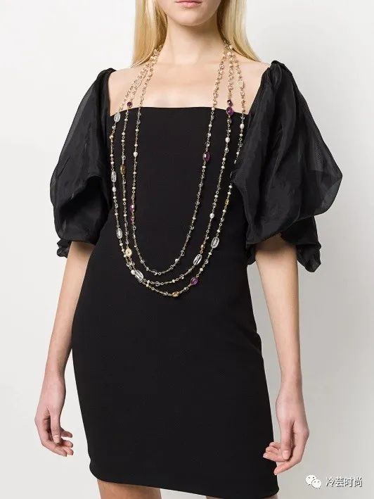 项链的活动扣佩戴方法,项链的佩戴要讲究八大搭配技巧
