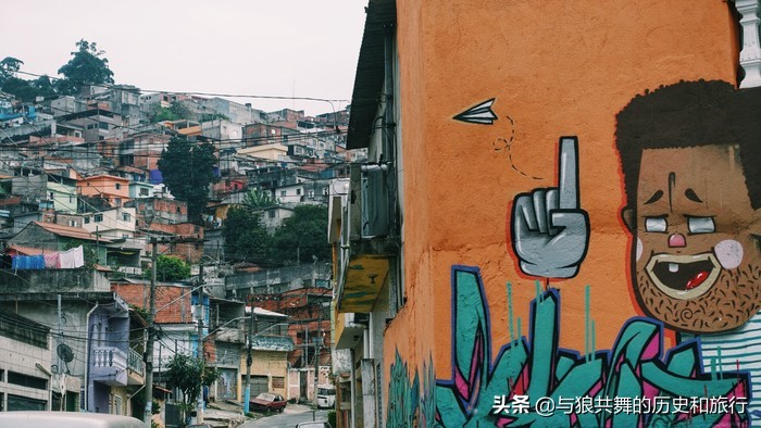 巴西贫民窟真实状况,巴西贫民窟孩子踢球