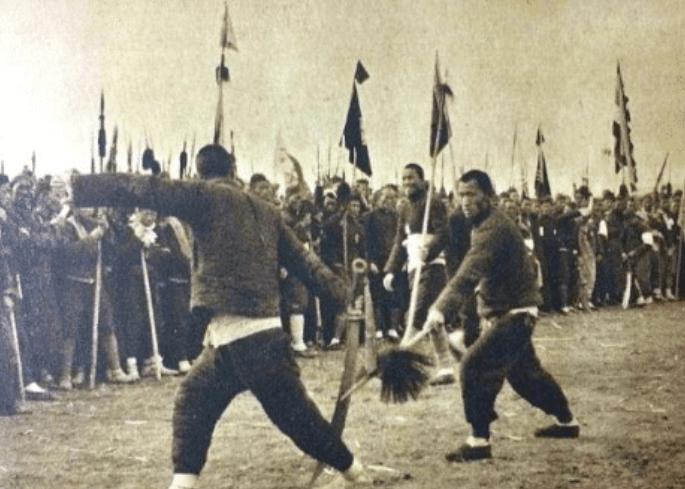 日本少将森秀树死像可笑，200斤体重趴在墙上，肛门被捅穿而死