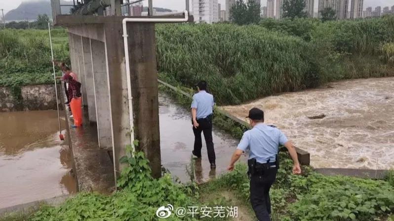 寒夜中有你们逆风而行的身影,逆风而行风雨中的身影