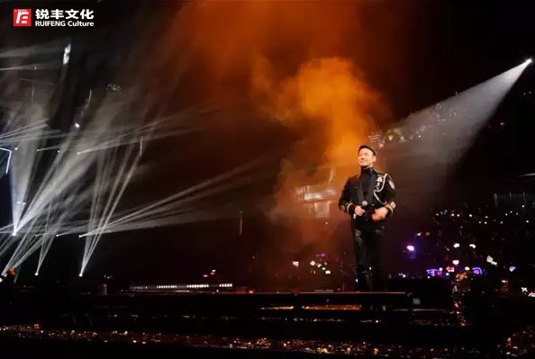 这场跨年演唱会，找融融要票！