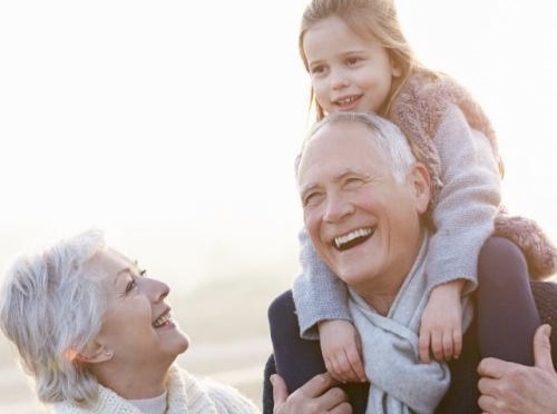 父母延迟退休，以后孩子谁来帮忙带？网友：别说二孩，一胎都困难