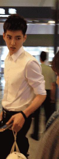 妈妈报警、六六道歉、资本弃子,到底谁令吴亦凡一步步跌落神坛?