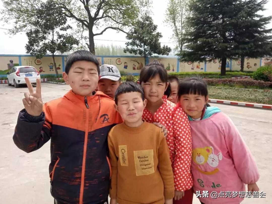 春风春雨萌春芽——记“一本书点亮一个梦想”走进广水小河小学