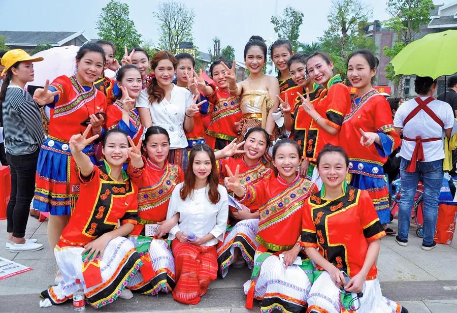 涓涓细流汇聚成浩瀚的大海,涓涓细流汇聚成海英语