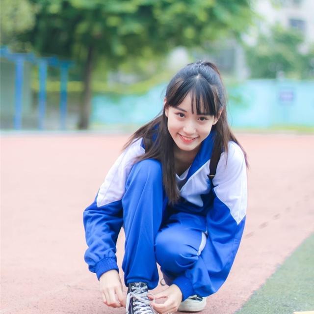 秋季校园人像拍照姿势,校园风拍照姿势大全