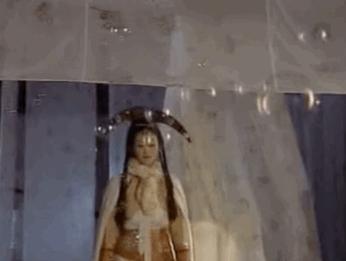 8位标准的都市美女，古装扮相略显违和，一换上现代装就艳丽逼人