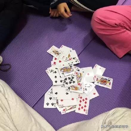 每个家里都有瑜伽垫,每个家庭都有个瑜伽垫