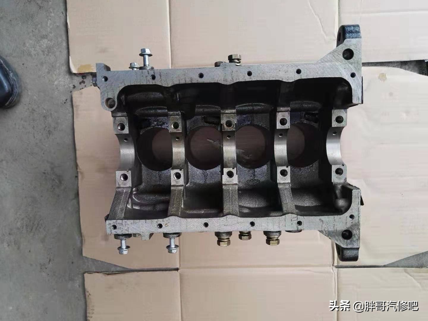 五菱宏光1.2机油少咋回事啊,五菱宏光1.2发动机机油孔在哪里