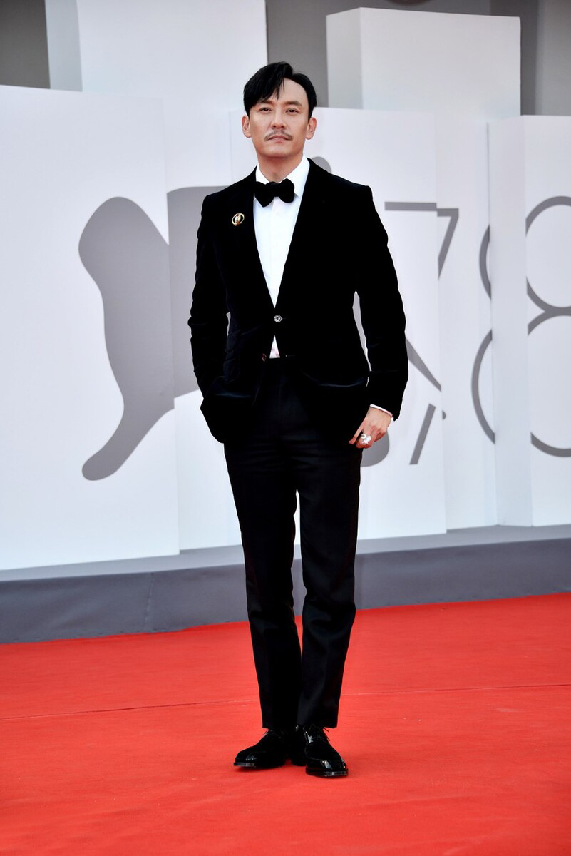 沉稳冷峻张震新写真彰显成熟魅力,张震穿西服